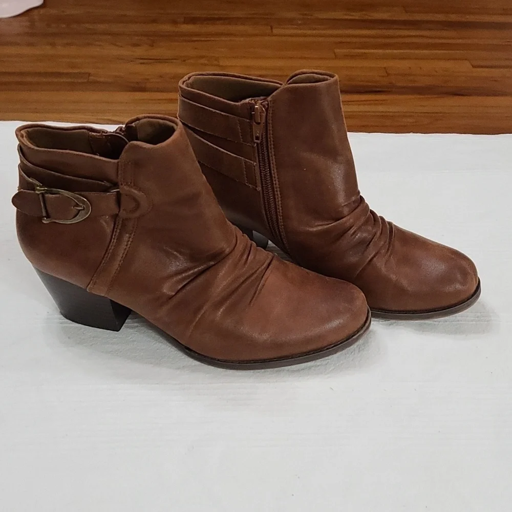 Wear Ever Womens Ankle Booties Brown Faux Lether Heeled Zips Buckles Sz 8.5 EUC‎